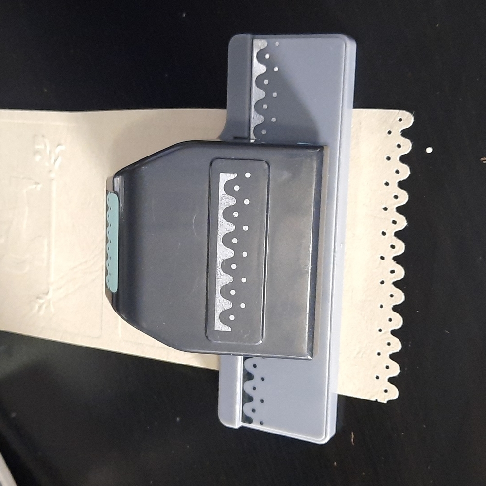 Squiggel dot border Paper Punch